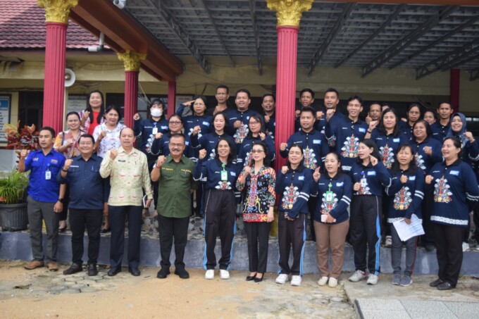 MAJUKAN PENDIDIKAN: Penjabat (Pj) Bupati Gumas Herson Bartel Aden saat bersama guru-guru di SMA setempat, Jumat (2/8/2024) lalu.