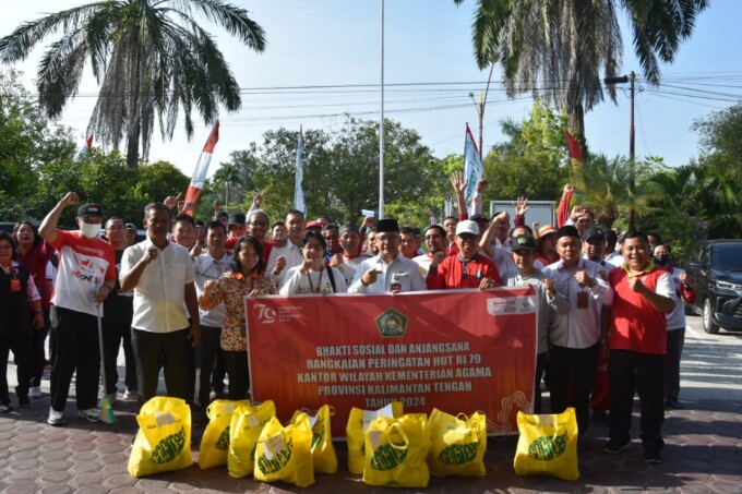 PAKET BANTUAN : Kakanwil Kemenag Kalteng H Noor Fahmi bersama jajaran ASN, berfoto bersama sebelum anjangsana dan bakti sosial ke sejumlah tempat ibadah,Selasa (13/8/2024)
