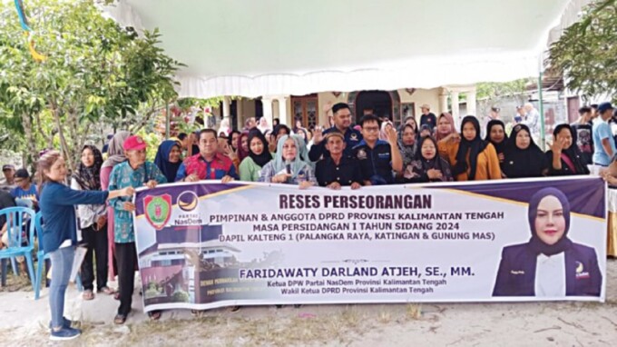 RESES : Wakil Ketua III Dewan Perwakilan Rakyat Daerah Provinsi Kalimantan Tengah Faridawaty Darland Atjeh foto bersama masyarakat saat reses ke daerah pemilihan (dapil) I yang meliputi tiga kabupaten dan kota, yaitu Katingan, Gunung Mas dan Palangka Raya