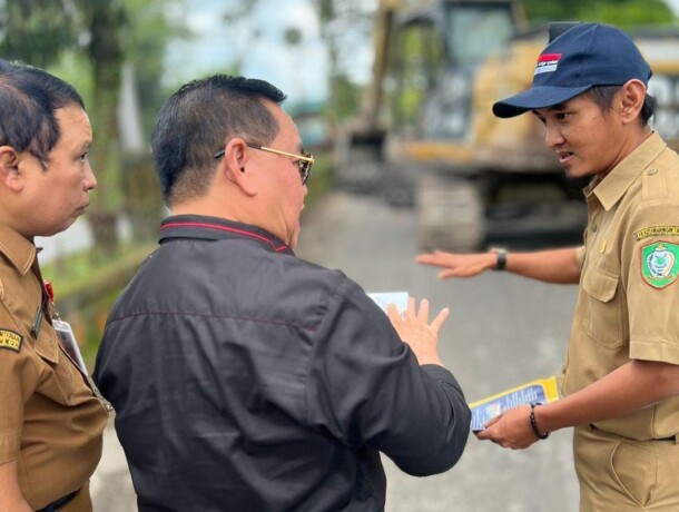 PENGAWASAN: Bupati Kotim, Halikinnor sedang mengawasi perbaikan jalan, belum lama ini.