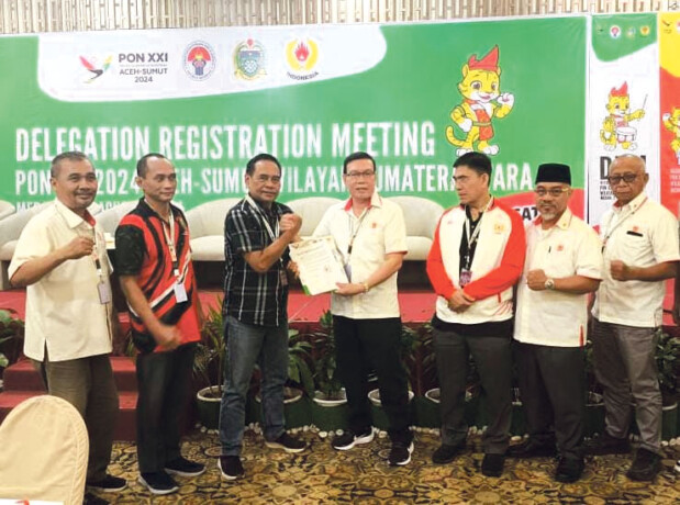 SEMANGAT: Tim Delegation Registration Meeting (DRM) KONI Kalteng, Wilson U Maseh bersama pengurus KONI Kalteng saat foto bersama Sekretaris Umum Panitia Besar (PB) PON XXI Aceh-Sumut, Effendi Pohan, membuka Delegation Registration Meeting (DRM) PON XXI 20