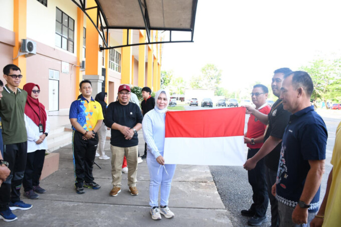 MERAH PUTIH: Pj Bupati Pulang Pisau Hj Nunu Andriani pada kegiatan gerakan pembagian 10 juta bendera merah putih di Kabupaten Pulang Pisau, Jumat (2/8/2024).