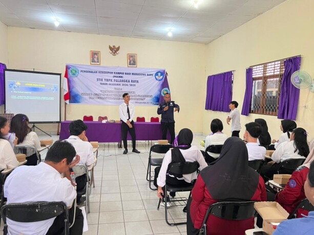 JADI PEMATERI: Ketua Tim Virtual Police Bidhumas Ipda H. Shamsudin memberikan arahan kepada mahasiswa dalam giat PKKMB di Kampus STIE YBPK Palangka Raya, Sabtu (31/8/2024).