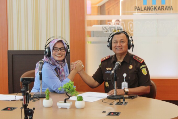 HARI RADIO: Kajati Kalteng Dr Undang Mugopal SH MHum menjadi pembaca berita secara live di Studio LPP RRI Palangka Raya, Rabu (4/9/2024).