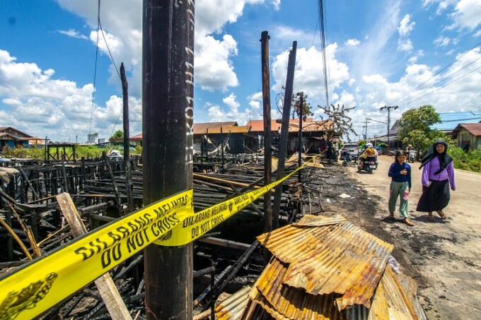 LUDES: Kebakaran melanda sejumlah bangunan rumah dan barak di Jalan Mendawai, Palangka Raya, Jumat (13/9). ARIEF PRATHAMA/KALTENG POS