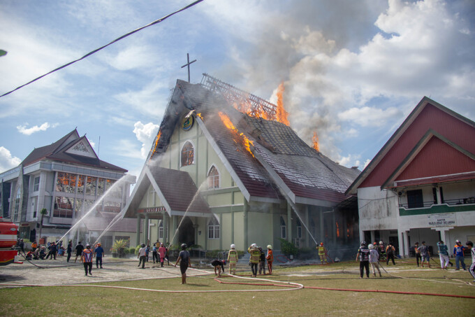 Kobaran api menghanguskan bangunan Gereja Maranatha dan SMP Kristen yang terletak di Jalan Tambun Bungai, Kota Palangka Raya, Selasa (24/9/2024). ARIEF PRATHAMA/KALTENG POS