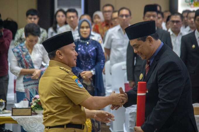 Gubernur Kalteng Sugianto Sabran mengukuhkan Kadis PUPR Salahuddin sebagai Pjs Bupati Kotim di Aula Jayang Tingang, Lantai II Kantor Gubernur, Rabu (25/9/2024).  ARIEF PRATHAMA/KALTENG POS