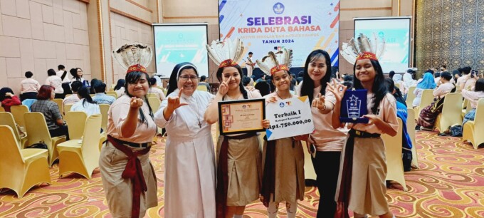 Guru dan pelajar SMP Katolik Santo Paulus menunjukkan piagam penghargaan dan trofi juara lomba karungut pada Selebrasi Krida Duta Bahasa. DHEA UMILATI/KALTENG POS