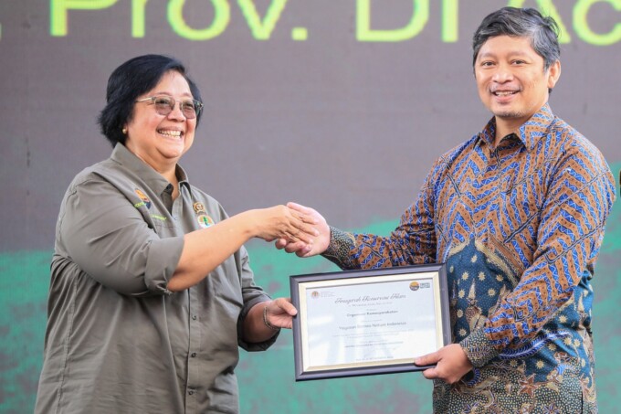 Menteri LHK Siti Nurbaya memberikan piagam Anugerah Konservasi Alam dengan Kategori Organisasi Kemasyarakatan kepada Chief Executive Officer YBNI, Anton Nurcahyo. FOTO:YBNI