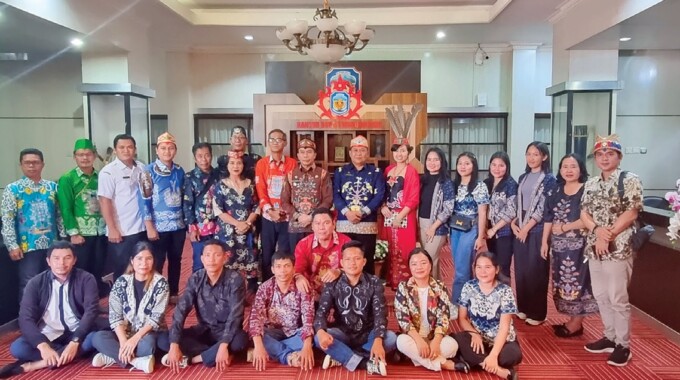 PRESTASI : Pj Bupati Murung Raya Dr Drs Hermon MSi foto bersama usai menghadiri penilaian secara daring Lomba Desa Wisata Nusantara 2024 Kategori Berkembang di Desa Cangkang, Kecamatan Tanah Siang, Kabupaten Murung Raya, Selasa (3/9).