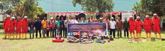 KOMITMEN : Pihak PT GBSM saat menyerahkan bantuan di Training Center GBSM, Rabu (14/8).