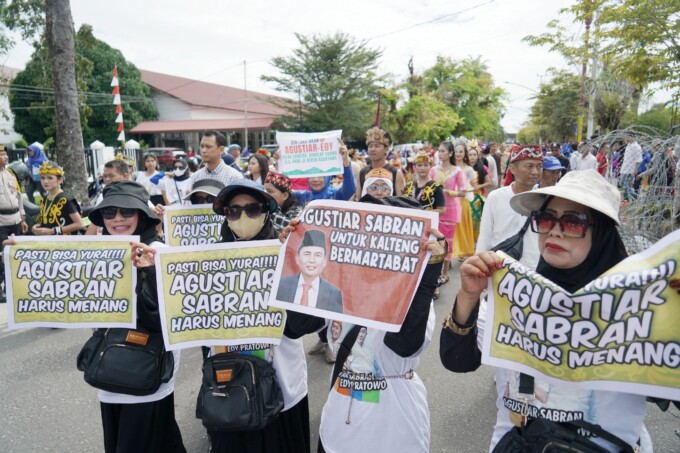 PRO RAKYAT: Dukungan dari masyarakat kepada Calon Gubernur Kalteng, Agustiar Sabran. Ia dinilai sebagai sosok yang pro rakyat dan banyak membela kepentingan rakyat.