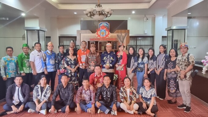 PRESTASI: Pj Bupati Murung Raya, Dr Drs Hermon MSi berfoto bersama usai menghadiri penilaian secara daring Lomba Desa Wisata Nusantara 2024 Kategori Berkembang, Selasa (3/9).