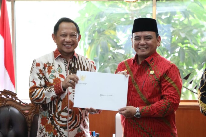 SERAH TERIMA: Pj Gubernur Sulawesi Tenggara Andap Budhi Revianto (kanan) saat menerima Keputusan Presiden di Gedung A Kemendagri, Kamis (5/09/2024).
