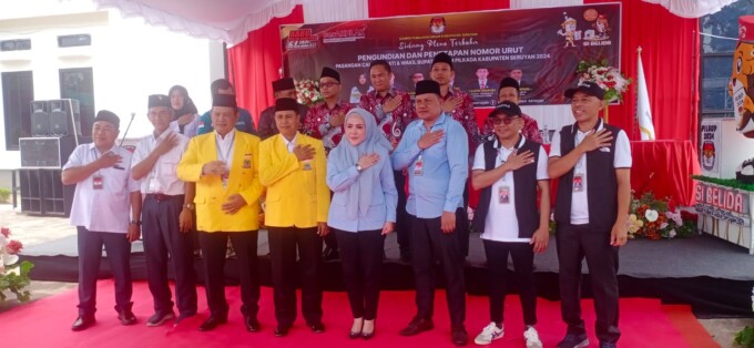 UNDIAN NOMOR URUT : Komisiner KPU Seruyan bersama dengan empat pasangan calon Bupati dan Wakil Bupati Seruyan selesai pengundian nomor urut.