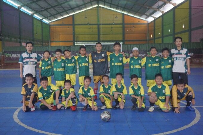 TIM FUTSAL SD ISLAM AL JAMIEL BERFOTO SAAT SELESAI BELATIH