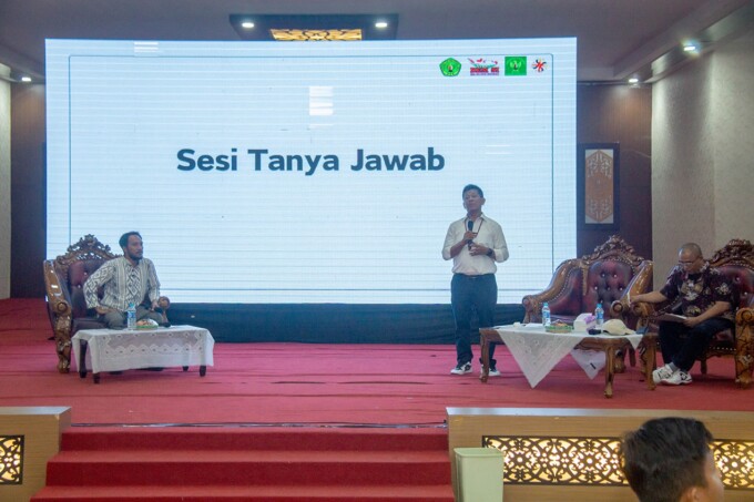 SESI TANYA JAWAB : Willy Midel Yoseph (WMY) dan Habib Ismail bin Yahya saat hadir di acara Ruang Gagasan dengan tema Kupas Tuntas Gagasan Calon Gubernur dan Wakil Gubernur Kalimantan Tengah di Aula Rahan Universitas Palangka Raya (UPR).