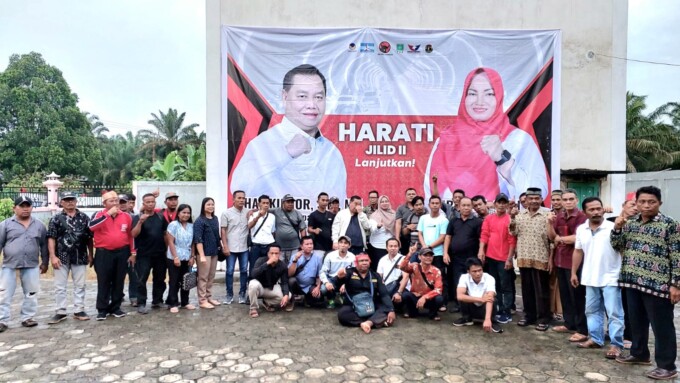 MERAKYAT:Pasangan Halikinnor dan Irawati, saat menyapa masyarakat Tualan Hulu.