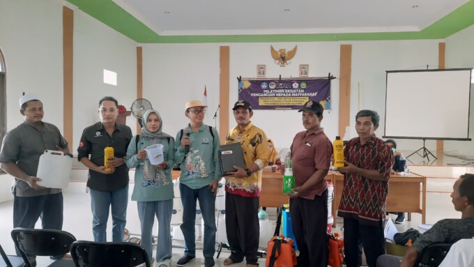 BANTUAN: Tim dari UPPR saat menyerahkan bantuan alat pertanian ke Desa Sidodadi, Kecamatan Maliku, Kabupaten Pulang Pisau, Kamis (3/10). FOTO IS