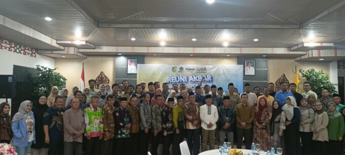 KEBERSAMAAN : Alumni Fisipol UMPR foto bersama saat welcome party di Aula Rujab Wali Kota Palangka Raya, Jumat (4/10). Kegiatan reuni akbar ini ditutup dengan jalan sehat bertabur doorprize, dilaksanakan Minggu (6/10).