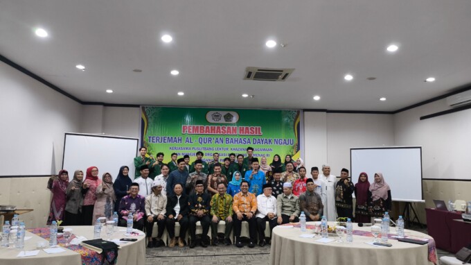 TIM PENERJEMAH: Ketua MUI Kalteng Prof Khairil Anwar bersama tim penerjemah saat membahas hasil terjemah Al-Qur