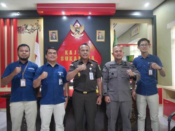 FOTO BERSAMA: Kepala Kejaksaan Negeri Sukamara, M Irwan, didampingi Kasi Datun Kejaksaan Negeri Sukamara, Jul Indra, beserta pihak BPJS Kesehatan usai menyelesaikan pemanggilan terhadap dunia usaha terkait pelunasan iuran, di Kantor Kejari Sukamara, Kamis