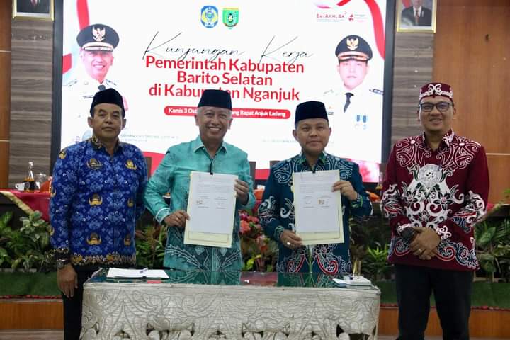 KERJA SAMA: Pj Bupati Barsel Deddy Winarwan bersama dengan Bupati Ngajuk usai penandatanganan MoU, belum lama ini.