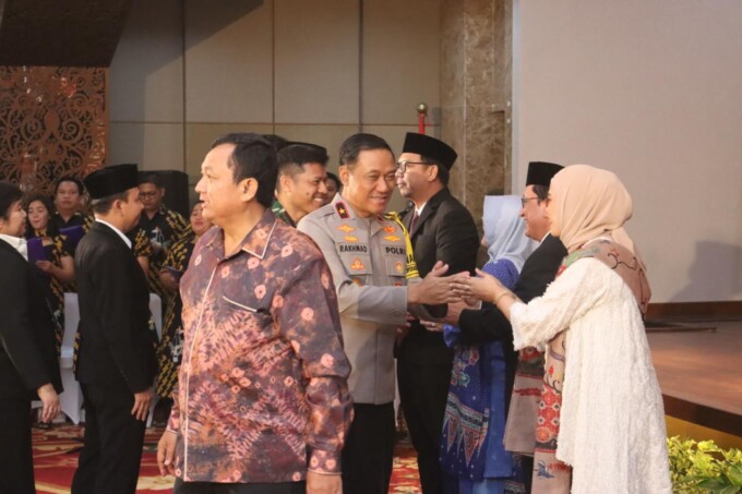BERI SELAMAT: Wakapolda Kalteng, Brigjen Pol Dr. Rakhmad Setyadi, menghadiri upacara pengukuhan Kepala Perwakilan Bank Indonesia (BI) Kalteng.