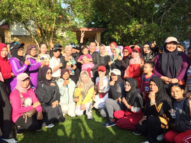 MERAKYAT: Calon Bupati Kotim, Halikinnor, saat menyapa masyarakat dalam acara CFD, Minggu lalu.