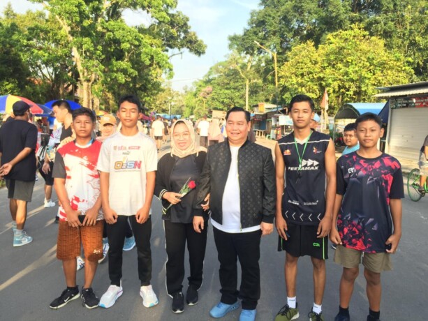 MERAKYAT: Calon Bupati Kotim, Halikinnor saat menyapa masyarakat Kotim yang tengah berolahraga, Minggu (6/10/2024).