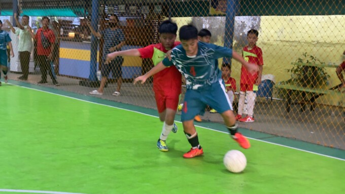 SENGIT: Pertandingan babak penyisihan grup antara SDN Percobaan Vs SD Katolik Don Bosco bertanding sengit untuk lolos Liga Futsal Kalteng Pos, kemarin (8/10/2024).