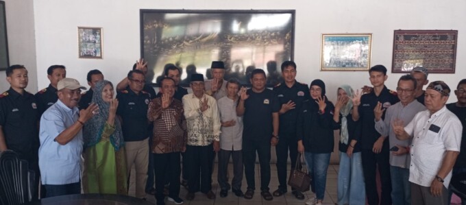DUKUNGAN TAK TERBENDUNG: Berbagai elemen masyarakat secara sukarela memberikan doa dan dukungan untuk kemenangan Abdul Razak-Sri Suwanto pada Pilgub Kalteng.