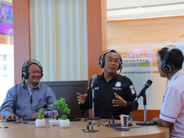 DIALOG: Ketua Tim Virtual Police, Ipda H. Shamsudin, menjadi narasumber bersama, Ketua Prodi Ilmu Komunikasi UMPR H. Juniadi dalam Dialog Interaktif di RRI Palangka Raya, Senin (9/10/2024).