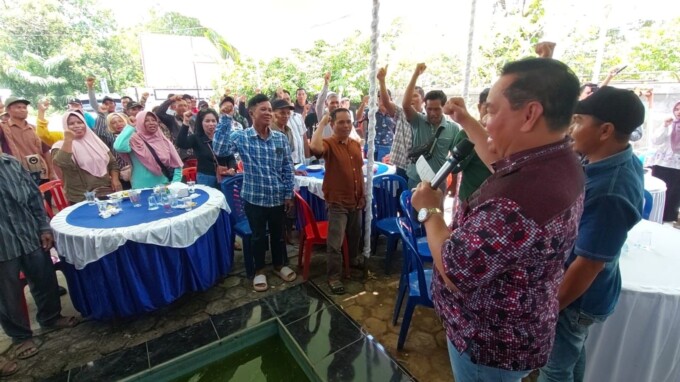 SAPA WARGA: Calon bupati Kotim, Halikinnor, saat menyapa masyarakat Kecamatan Kota Besi, Rabu (9/10/2024).