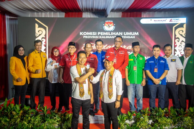 KOMPAK: Koyem dan SHD bersama tim pemenangan saat berada di Kantor KPU Kalteng beberapa waktu lalu.