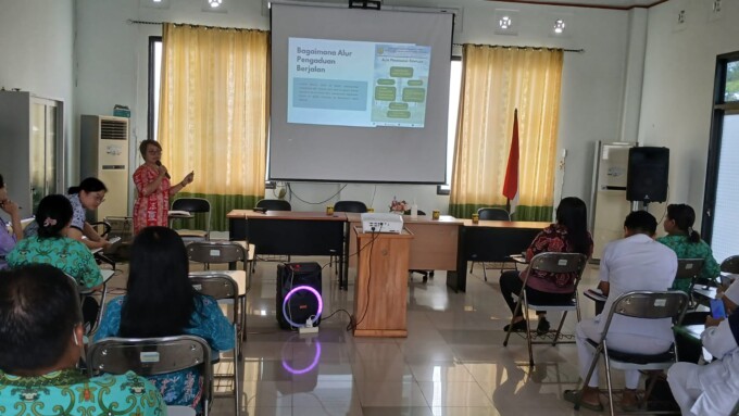 SEMANGAT MELAYANI: Para peserta rapat mendengarkan dengan saksama penjelasan terkait alur pelayanan pengaduan di RSUD Tamiang Layang, Kamis (10/10). Tampak bangunan RSUD Tamiang Layang berdiri megah.