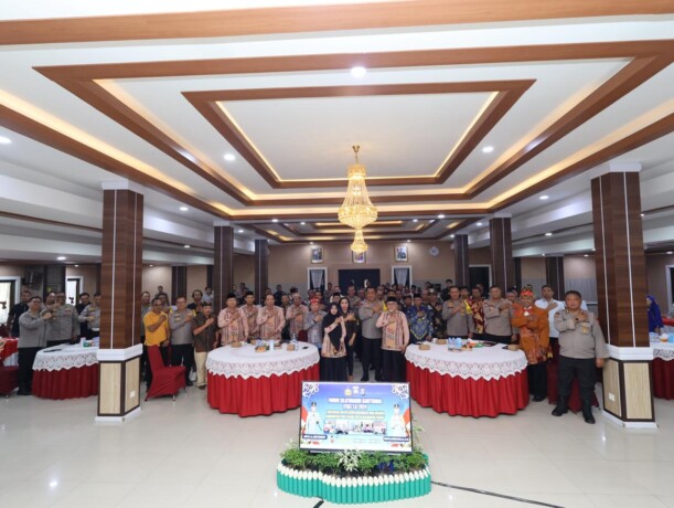 JALIN KOMUNIKASI: Kalteng Irjen Pol Drs. Djoko Poerwanto, didampingi Wakapolda Brigjen Pol Dr. Rakhmad Setyadi, bersama para tokoh agama, tokoh adat, dan ketua paguyuban dari seluruh wilayah Kalteng.