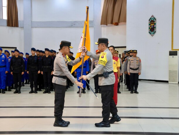 PENGUKUHAN: Kapolda Kalteng, Irjen Pol Drs. Djoko Poerwanto, secara resmi mengukuhkan struktur organisasi dan susunan pengurus Komite Olahraga Polri (KOP) di Polda Kalteng, Kamis (10/10).