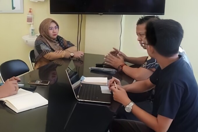 MEMANTAU: Plt Direktiur RSUD dr Murjani, dr Yulia Nofiany, saat memantau sistem pelayanan, belum lama ini.