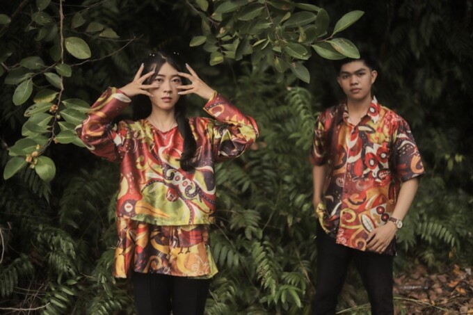 TEMA BABUKUNG : Dua orang model mengenakan pakaian benang bintik tema Babukung yang dikembangkan oleh tim Peneliti UPR.