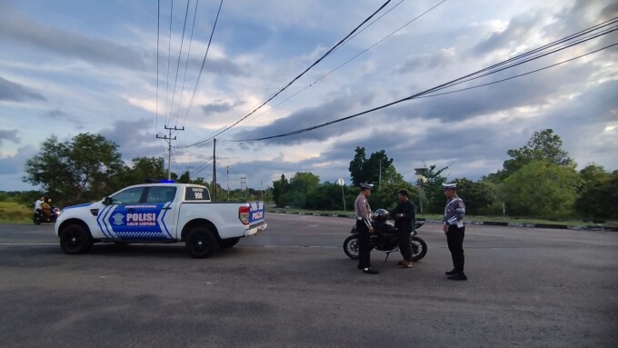 UPAYA PENCEGAHAN: Personel Satlantas Polresta Palangka Raya melakukan patroli lalu lintas di area Bandara Tjilik Riwut, Sabtu (12/10/2024).