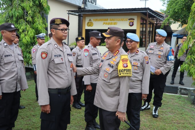 PENGECEKAN: Kapolresta Palangka Raya Kombes Pol. Boy Herlambang cek sikap dan tampang personel saat Apel Pagi Kesatuan.