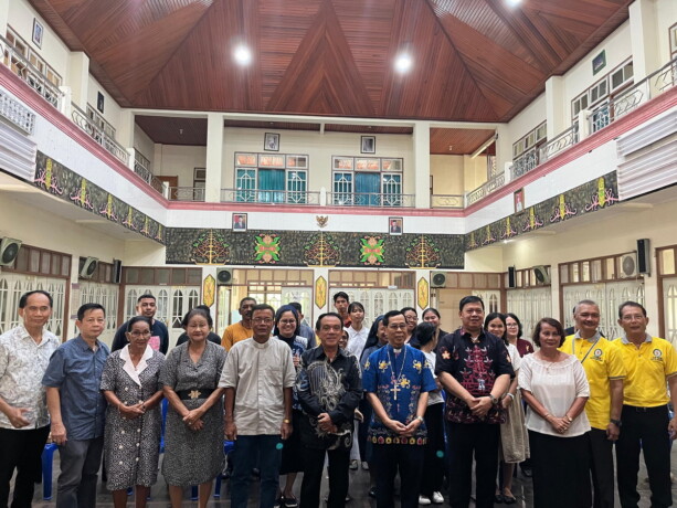 KUNJUNGAN SILATURAHMI: Cagub Kalteng Abdul Razak bersilaturahmi dengan Uskup Palangka Raya Mgr A Sutrisnaatmaka MSF, Senin (14/10/2024).