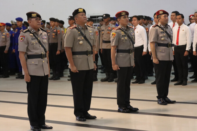 KEBERSAMAAN: Kapolda Kalteng, Irjen Pol Drs. Djoko Poerwanto, di sela memimpin upacara sertijab untuk dua pejabat utama di jajaran Polda Kalteng pada Selasa (15/10/2024).