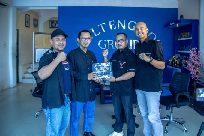 KOMUNITAS MENYAPA: Pendiri TKCI Eri Sutanto bersama Ketua Harian Eddy Suhaili menerima suvenir usai menjadi bintang tamu Podcast Ruang Redaksi Kalteng Pos, Selasa (15/10/2024).