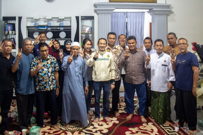 SILATURAHMI : Pasangan calon wali kota dan wakil wali kota Palangka Raya, Fairid Naparin dan Achmad Zaini, melanjutkan kunjungan ke masyarakat, kali ini kunjungan itu berlangsung di salah satu rumah masyarakat di Komplek Bangas Permai, Kelurahan Menteng,
