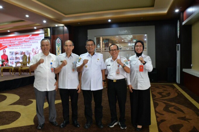 HADIR : Pj Bupati Lamandau, Said Salim (tengah) didampingi pejabat lingkup Pemkab Lamandau, saat menghadiri Rakor Konvergensi Intervensi Penurunan Stunting, tingkat Provinsi Kalteng, di Aula Jayang Tingang, Palangka Raya, belum lama ini.