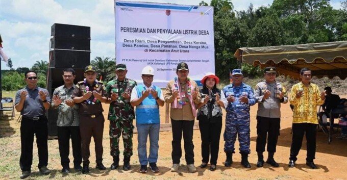 RESMIKAN LISTRIK : Pj Bupati Kobar Budi Santosa ketika meresmikan listrik bersama PLN di Desa Riam, Kecamatan Aruta, beberapa waktu lalu.