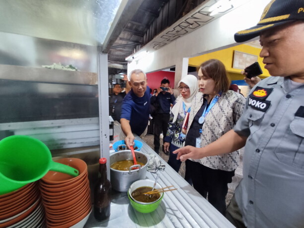 CEK BAKSO MAS BEJO: Tim gabungan dari pemko dan BBPOM meninjau langsung tempat penyimpanan bahan makanan dan penyajian di Warung Bakso Mas Bejo, Jalan Yos Sudarso, Palangka Raya, Kamis (17/10/2024).