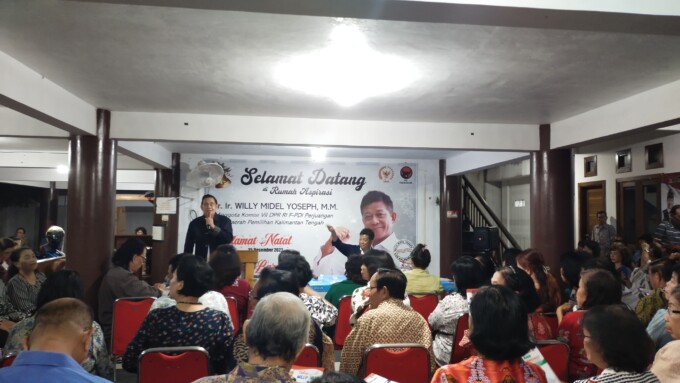 SUASANA : Willy Midel Yoseph (WMY) saat forum dialog